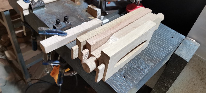 農(nóng)村大爺熟練操作數(shù)控開榫機(jī)