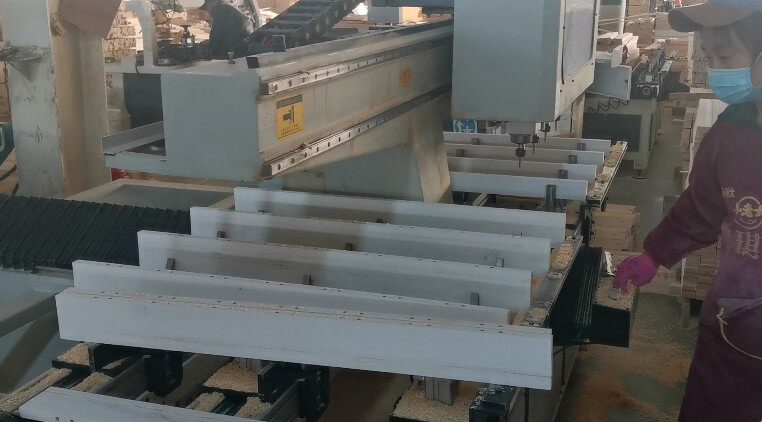 木工數控榫槽機打眼拉槽滿足市場需求