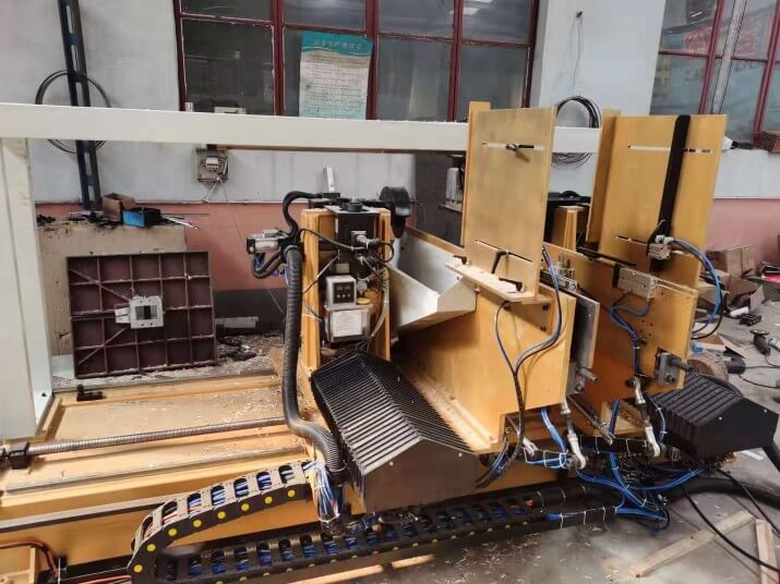 雙頭數控燕尾榫是生產蜂箱的小能手